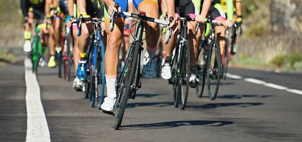 Competição de ciclismo, atletas ciclistas montando uma corrida — Fotografia de Stock