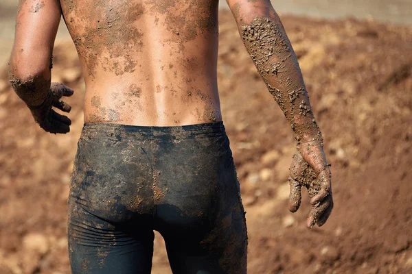 泥泞的躯干男子在比赛中泥浆赛跑者 — 图库照片