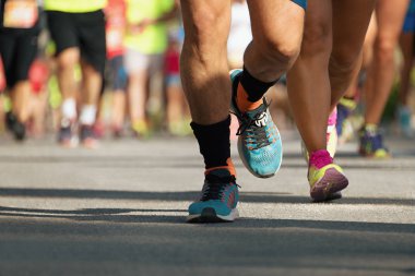 Maraton koşuyor akşamın ışığında