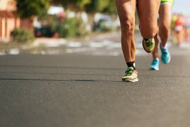 Maraton koşuyor akşamın ışığında