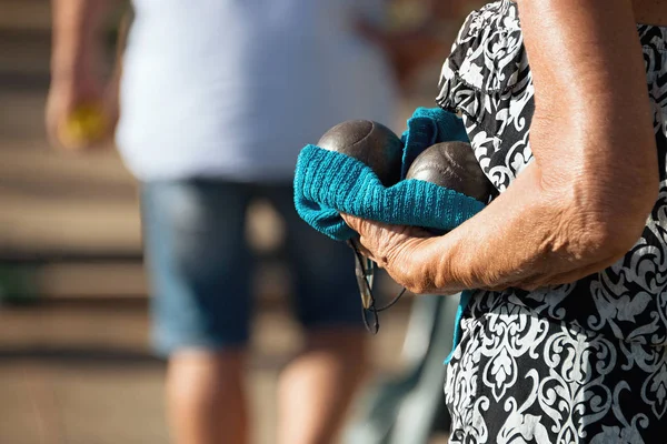 Ruka držící petanque koule — Stock fotografie