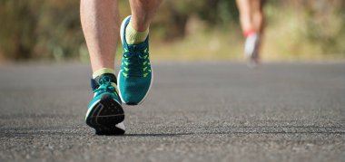 Maraton koşmak için yol eğitim koşan koşucu adam 