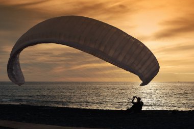 Paraglide siluet günbatımında inince mutlu 