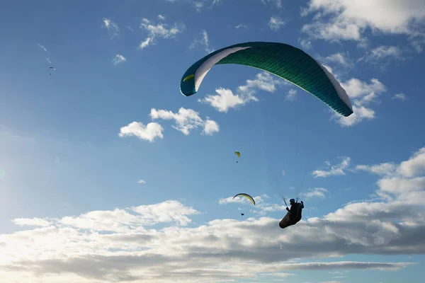 Gleitschirmfliegergruppe — Stockfoto