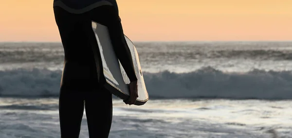 Homem de bodyboard surfista silhueta na praia — Fotografia de Stock