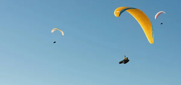 Skupina paraglidingové létání — Stock fotografie