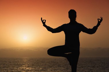 siluet kadın pratik yoga