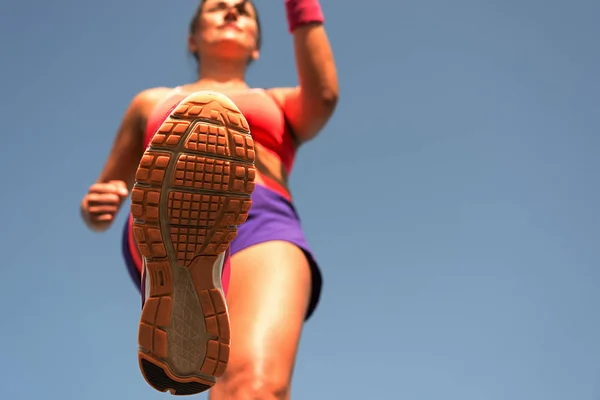 Junge Läuferin läuft, trainiert für Marathonlauf — Stockfoto