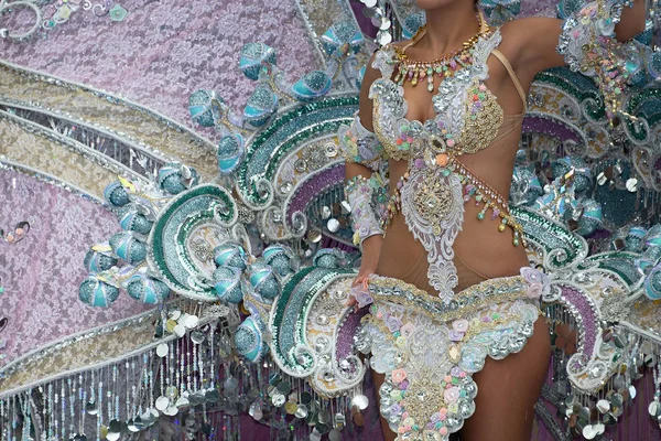Жінка в костюмі танцює на карнавалі — стокове фото