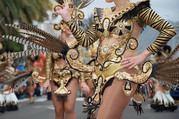 Una donna in costume che balla al carnevale — Foto Stock