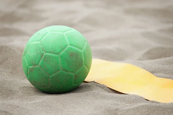 해변에서 핸드볼 공 — 스톡 사진