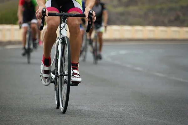 Competição de ciclismo, atletas ciclistas montando uma corrida — Fotografia de Stock