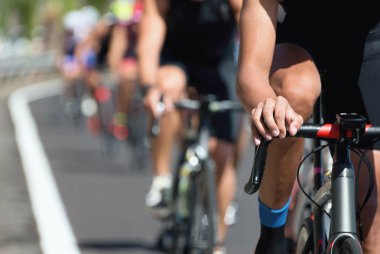 Yüksek hızda bir yarış sürme bisikletçi sporcular