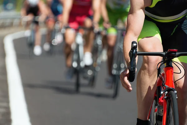 Radsportler fahren Rennen mit hohem Tempo — Stockfoto