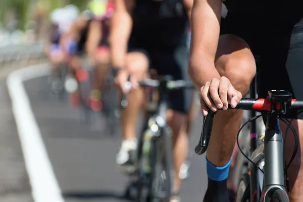 Atletas ciclistas montando uma corrida em alta velocidade — Fotografia de Stock