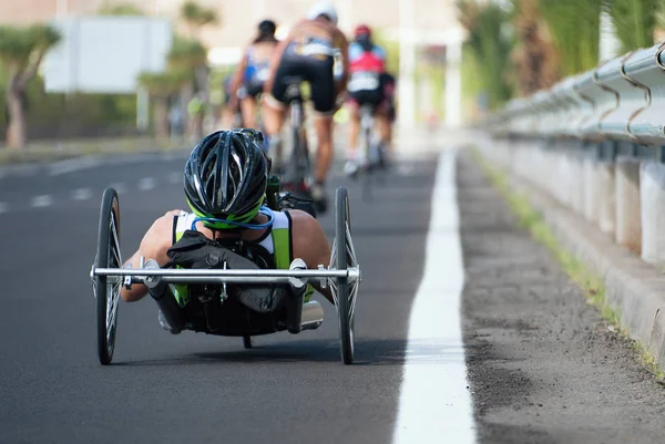 Silla de ruedas carrera ciclismo carrera triatlón participante — Foto de Stock