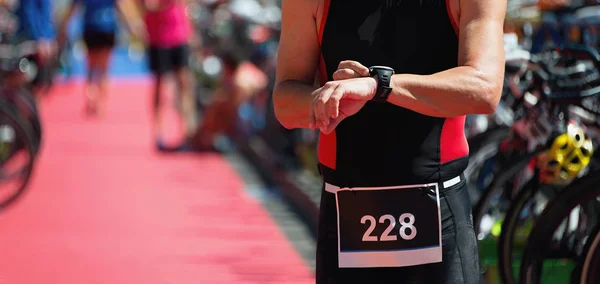 Triatleta comprueba su tiempo mientras corre — Foto de Stock