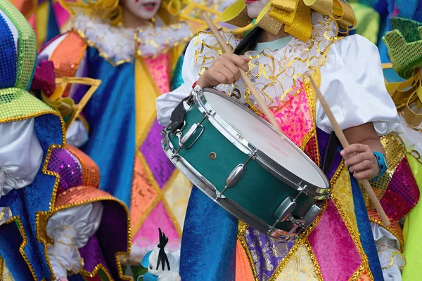 Αγόρι drumming στο καρναβάλι — Φωτογραφία Αρχείου