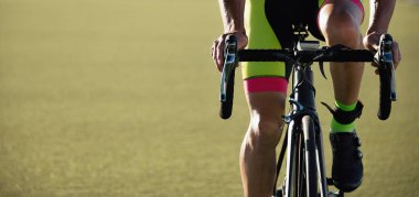 Bisiklet yarış handbar ellerde adamla bisikletçi