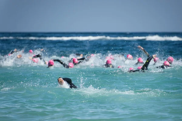 Groupes de personnes en combinaison de natation — Photo