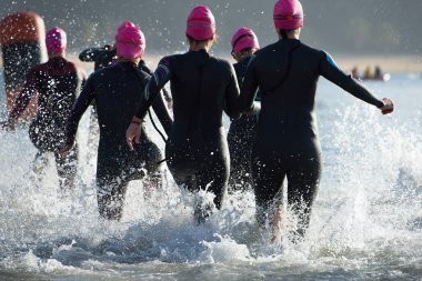 Akan suyun grup triatlon katılımcılar