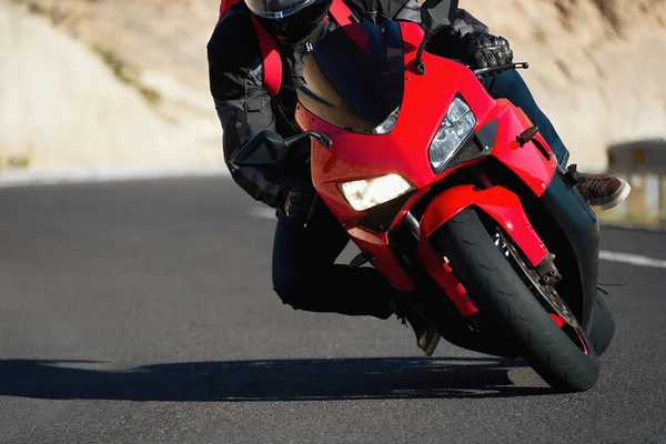 Motosiklet ile kırsal asfalt yol eğrisi içinde kişini