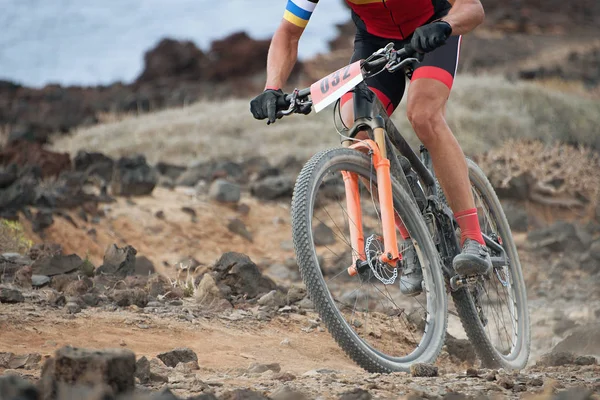 Extreme mountain bike sport idrottsman man ridande utomhus — Stockfoto