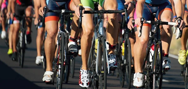 Competencia ciclista, atletas ciclistas montando una carrera — Foto de Stock