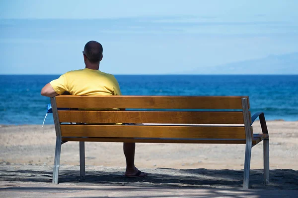 Homens sentados sozinhos no banco — Fotografia de Stock