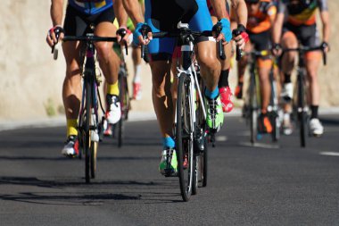 Bir yarış sürme bisikletçi sporcular