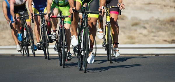 Cyklist idrottare rider en ras — Stockfoto