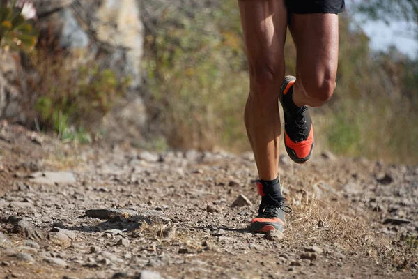 Stezka běžící muž na horské stezce cvičení — Stock fotografie