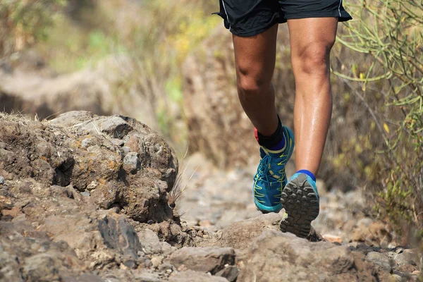 Trail running man op bergpad oefenen — Stockfoto
