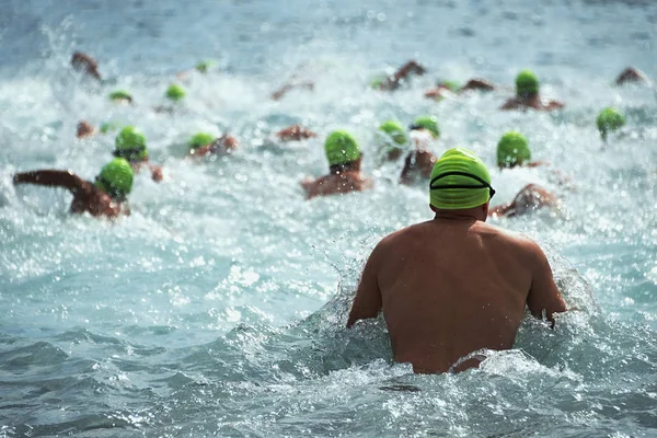 Groupes de personnes en combinaison de natation — Photo