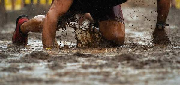 Mud race runners — Stock Photo, Image