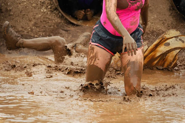 Mud race runners — Stock Photo, Image