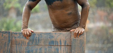 Çamur yarışı koşucu