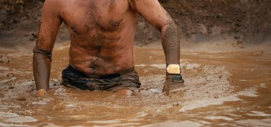 Çamur yarışı koşucu