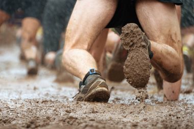 Çamur yarışı koşucu