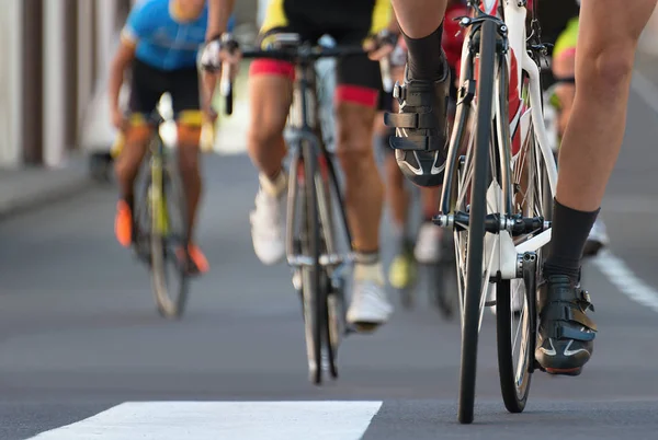 Competitie wielrenner atleten rijden een race fietsen — Stockfoto