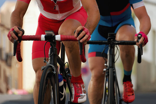 Велогонщики на городских гонках
