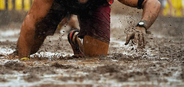 Çamur yarışı koşucu — Stok fotoğraf