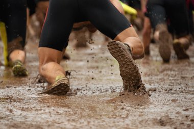 Çamur yarışı koşucu