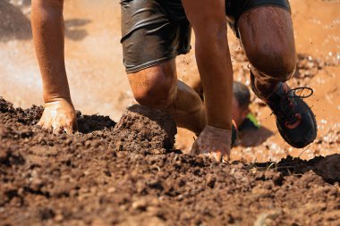 Çamur yarışı koşucu