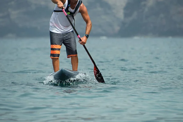 Stand up paddle board hombre paddleboarding — Foto de Stock