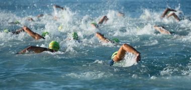 Yüzme wetsuit grup insanlar 