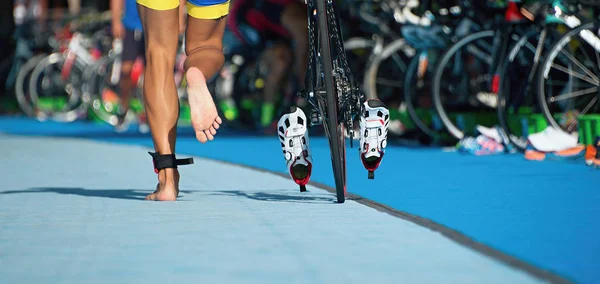 Triatlón en bicicleta la zona de transición —  Fotos de Stock