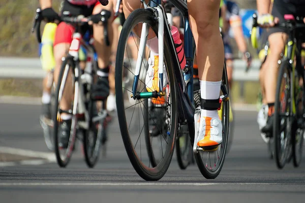 Competição de ciclismo, atletas ciclistas montando uma corrida — Fotografia de Stock