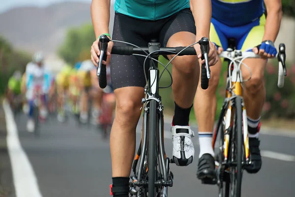 Competição de ciclismo, atletas ciclistas montando uma corrida, detalhe sapatos de ciclismo — Fotografia de Stock