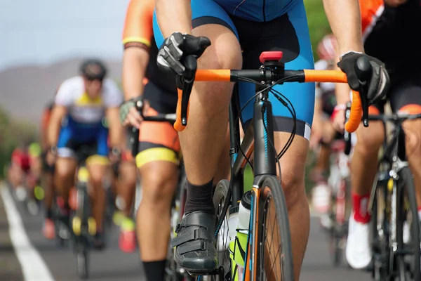 Competição de ciclismo, atletas ciclistas montando uma corrida — Fotografia de Stock